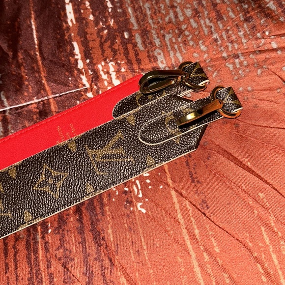 Louis Vuttion purse strap can be worn as a crossbody or on shoulder 90cm long - Picture 4 of 14